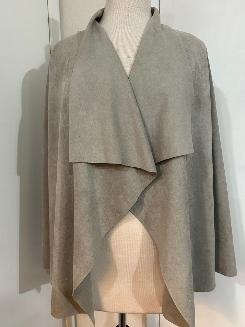 Draped Open-Front Suede Cape Jacket - Light Gray